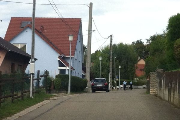 Au lendemain du drame, l'accès à la rue du Château à Illfurth est toujours bloqué par les gendarmes.