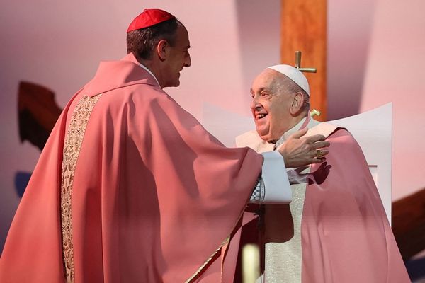 Le pape François et le cardinal François-Xavier Bustillo à la fin de la messe en plein-air célébrée par le Saint-Père, au Casone à Ajaccio, dimanche 15 décembre.