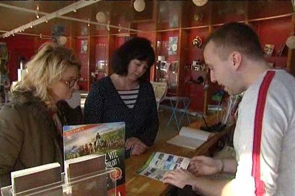 A l'office du tourisme de Villedieu-les-Poêles (50), on renseigne le public qui souhaite acquérir des places pour les Jeux équestres mondiaux.