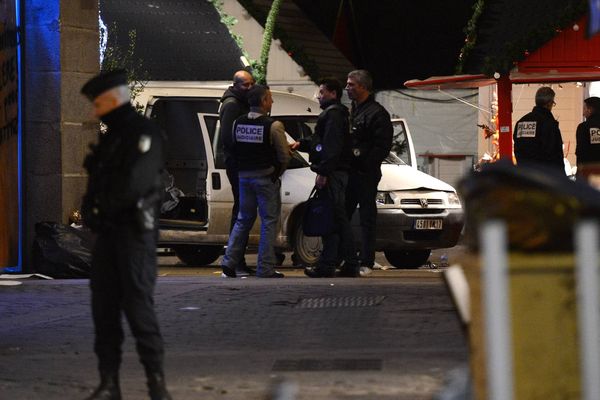 Le véhicule a foncé sur un chalet du marché de Noël de Saintes où était servi du vin chaud place Royale à Nantes