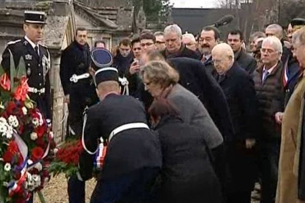 Le dépôt de gerbe sur la tombe de François Mitterrand le 8 janvier 2015.