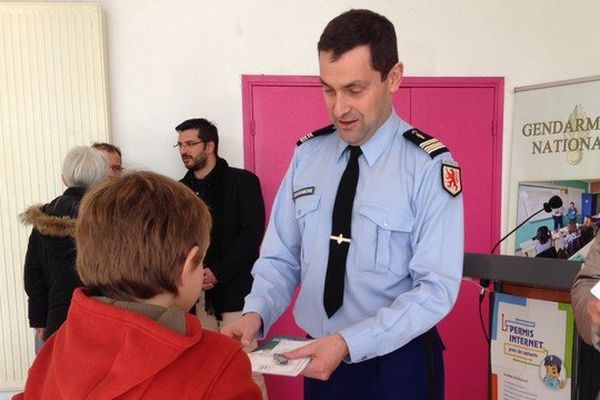 Les gendarmes ont remis leur permis internet aux enfants après leur avoir fait passer un examen.