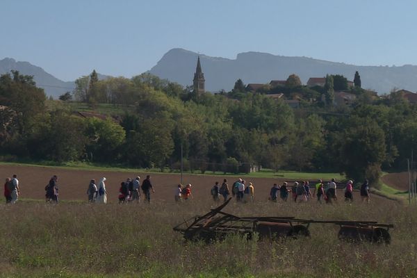 Deux semaines après la publication du Rapport Sauvé, une centaine de fidèles ont marché, au pied du Vercors drômois, pour réfléchir et participer aux débats