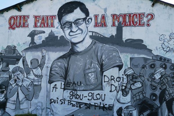La fresque en hommage à Steve Maia Caniço a été dégradée ces derniers jours. Ce mercredi 12 février, les inscriptions haineuses n'ont toujours pas été effacées.