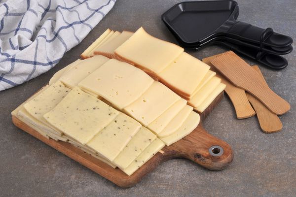 L'automne lance la saison des raclettes : un plat simple et réconfortant quand les températures baissent, le fromage nous réchauffe.