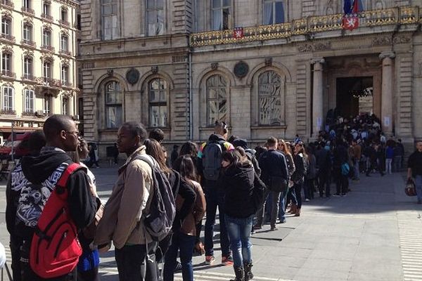 On se bouscule à l'Hôtel de Ville de Lyon pour le forum "Jobs d'été" - 29/4/15