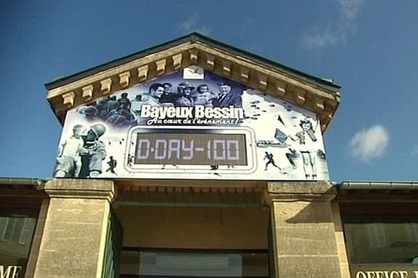 Un décompte du DDay a été installé sur le fronton de l'office du tourisme de Bayeux, Calvados, 26 février 2014 