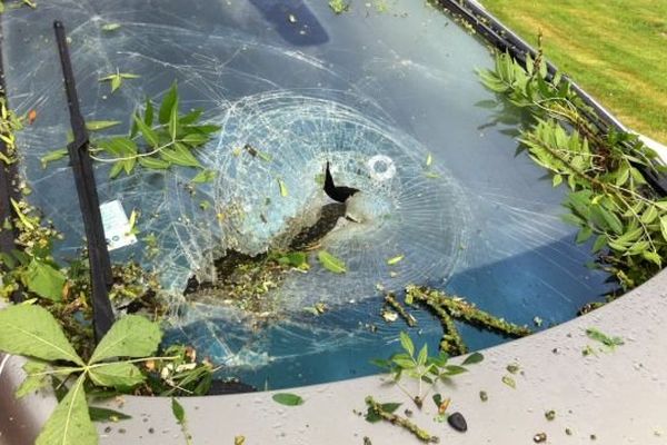 Une voiture stationnée près du haras du Pin dans l'Orne, samedi 27 juillet 2013