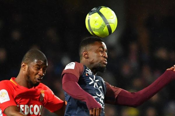 Duel entre Mbenza et Toure, lors du match Montpellier - Monaco le 13 janvier 2018.