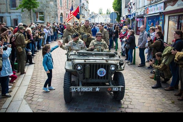 Le vétéran Tom Rice défile dans les rues de Carentan-les-marais, lors des commémorations du 75ème anniversaire du Débarquement. 