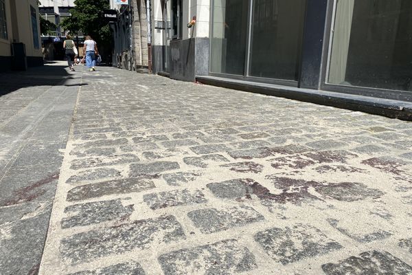 Au lendemain de la découverte, des traces de sang sont toujours visibles rue des 2 Épées, dans le centre-ville de Lille.