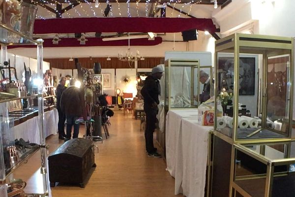 Des malfaiteurs ont volé 500.000 euros de bijoux dans ce salon des Antiquaires de Saint-Tropez, le 2 janvier 2018