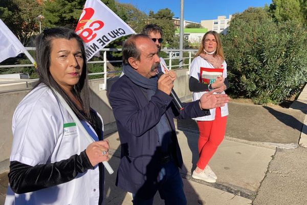 Phiippe Martinez, secrétaire national de la CGT aux côtés des personnels de santé à Nîmes devant les urgences du CHU.