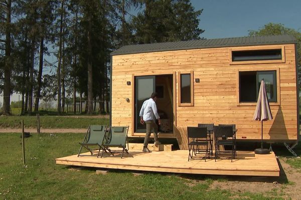 Cette année le centre équestre situé dans le village du Breuil, dans l'Allier, a ajouté une tiny house via la plateforme "Agrivillage". 