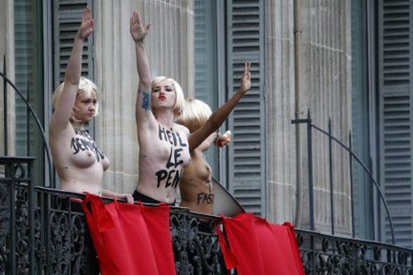 Les Femen sur un balcon d'un hôtel surplombant la place de l'Opéra, durant le discours de Marine Le Pen, le 1er mai 2015.