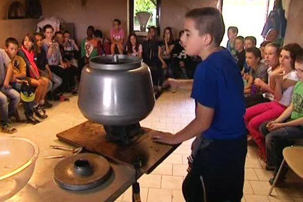 Apprendre à faire son beurre à la ferme de Sainte Yvière (Orne), une vraie découverte pour les enfants séjournant en classe verte