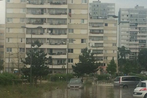 Le quartier des musiciens aux Mureaux (Yvelines) est envahi par les eaux, le 12 juin 2018.