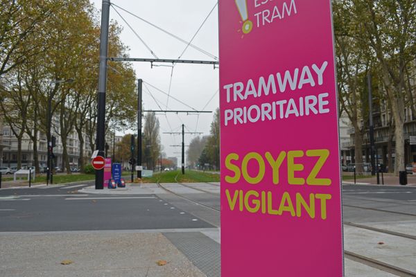 Le Havre : la ligne de tramway avenue Foch, entre l'hôtel de ville et la plage – Archives