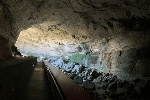 La grotte du Mas-d'Azil (Ariège), est traversée par une route.