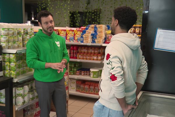 Joaquim vient renouveler son inscription à l'Agorae, une épicerie sociale dédiée aux étudiants.