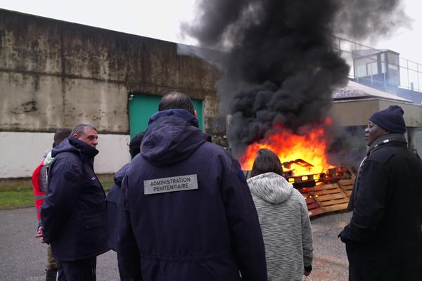 Le personnel pénitentiaire de la prison de Gradignan mène une action devant le centre de détention le lundi 26 février 2024.