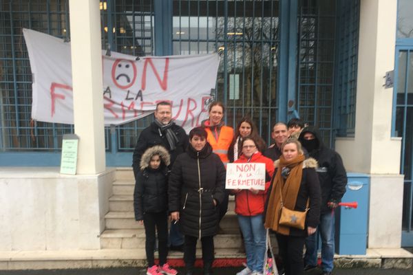 Les parents d'élèves de l'école d'Ouarville se mobilisent devant le siège de l'inspection académique à Chartres