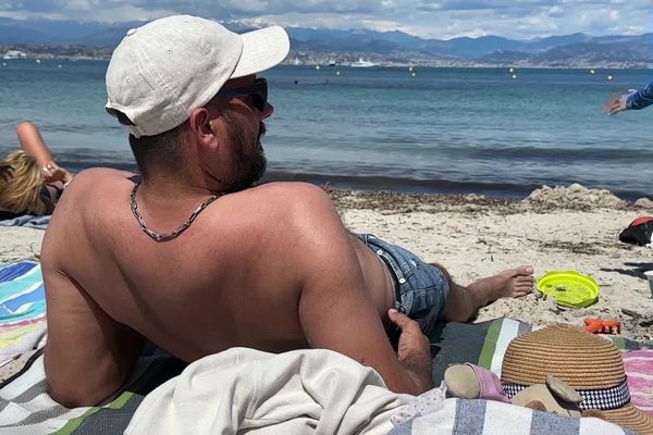 Un long week-end prolongé consiste à se reposer, ne rien faire, les pieds dans le sable, entre amis ou en famille et qui sait à tenter une petite baignade dans une eau à 17 degrés.