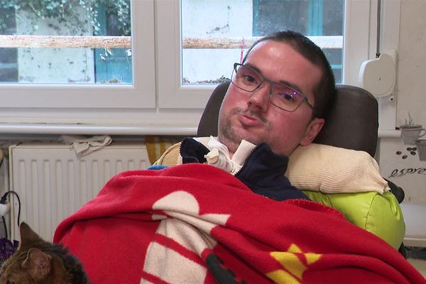 Loïc Mariette, 34 ans, est atteint de la myopathie de Duchenne, une maladie paralysante diagnostiquée à l'âge de 5 ans.
