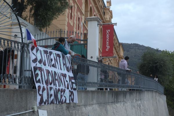 Ce jeudi matin, une petite vingtaine d'étudiants organisaient un sit-in sous la
pluie devant le campus mentonnais pour négocier la réouverture de l'établissement
en prévision de la semaine de révisions qui les attend avant les examens finaux.