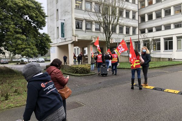 Une quarantaine de personnes devant l'Agence Régionale de Santé de Vannes a dénoncé le manque de moyens du système de santé français