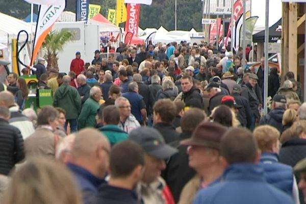 La foire Sainte-Croix traditionnellement organisée le deuxième week-end de septembre attire des dizaines de milliers de visiteurs.