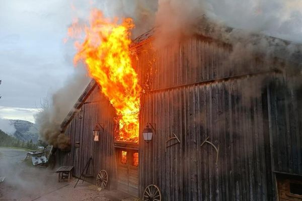 Le gîte du Passant, situé au Reposoir en Haute-Savoie, a été détruit par un incendie ce mardi 9 avril 2024.