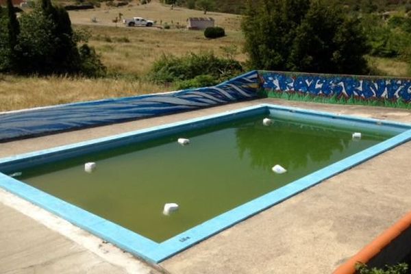 La mairie de Davejean a mis en vente sa piscine sur leboncoin, au grand dam de ses habitants - Juillet 2015