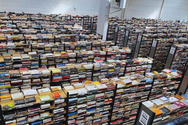 20 000 livres vendus à 1 euro l'unité sont disponibles à l'achat à l'entrepôt de la Bouquinerie du Sart de Villeneuve d'Ascq (Nord), ce samedi 23 novembre 2024 de 10h à 17h.