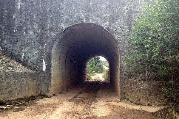 Nîmes - le tunnel sous les voies SNCF, dans lequel le corps carbonisé a été retrouvé - 2 septembre 2015.