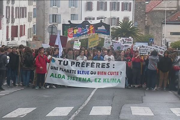 Les lycéens du Pays basque manifestent dans les rues de Bayonne, ce vendredi 24 mai. 