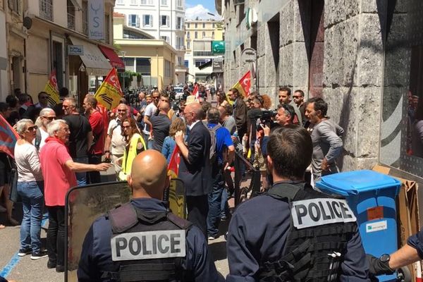 Plusieurs dizaines de cheminots et sympathisants sous les drapeaux de la CGT et du PCF, se sont donnés rendez-vous à Cannes ce vendredi 18 mai vers 13 heures