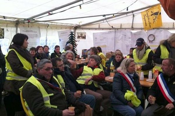 Les opposants à GDE, sur le site de blocage de Nonant-le-PIn, ce mardi midi (21 janvier 2014)