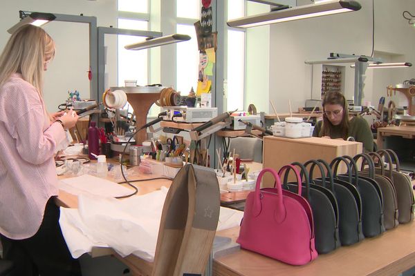 La maison Hermès a inauguré sa 23e maroquinerie à Riom, dans le Puy-de-Dôme.