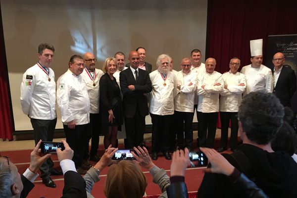 Autour de Jérôme Bocuse, la directrice du Sirha et les chefs associés à l'événement.   