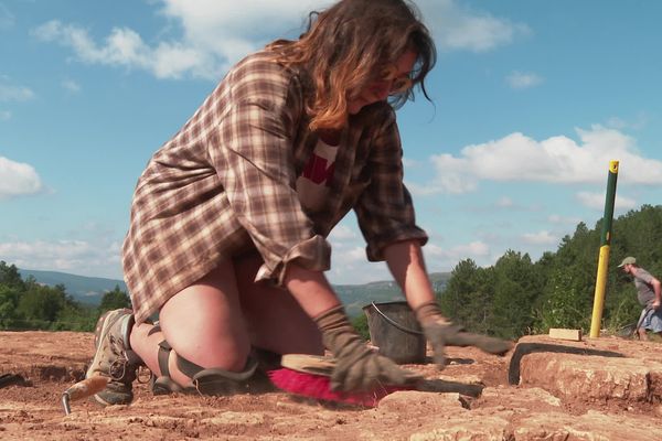 Angélique Donnat, étudiante en paléontologie, est heureuse de réaliser sa première expérience de terrain dans ce domaine.