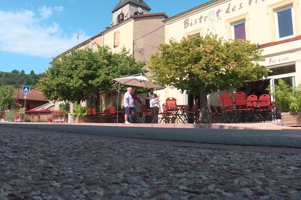 le café de Saint-Alban-les-Eaux devant lequel l'agression du maire a eu lieu