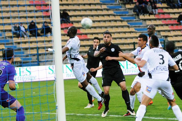 Dans les cages du gardien lavallois.