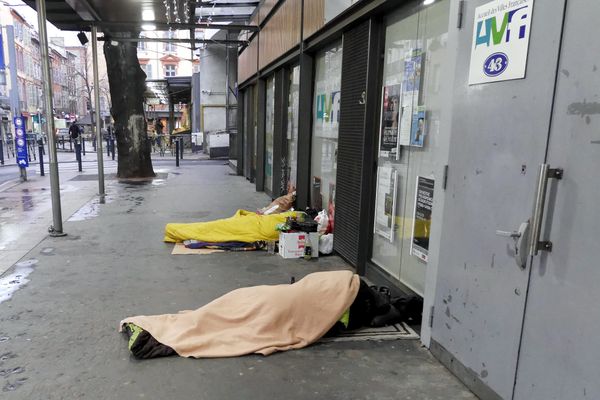 1600 à 1800 personnes différentes chaque mois, appellent le 115 pour obtenir une place d'hébergement d'urgence à Toulouse (Haute-Garonne).