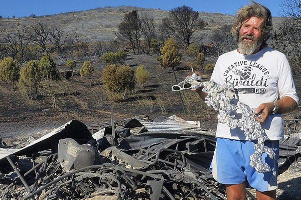 Paziols (Aude) - Yannick Portal devant les restes de sa caravane - 6 septembre 2016.