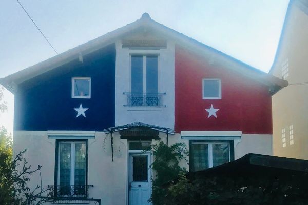 A Eaubonne, la façade de cette maison a été repeinte au lendemain de la victoire des Bleus, en juillet 2018.