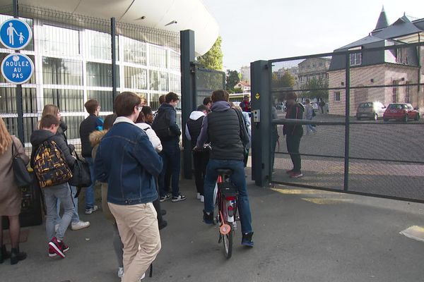 Les élèves ont repris le chemin de l'école, lundi matin, au lycée Saint-Charles Sainte-Croix, au Mans