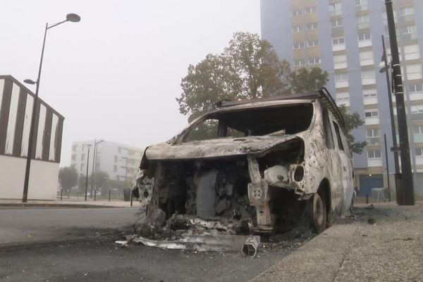 Le quartier de Perseigne, ce mercredi matin. Plus d'une dizaine de véhicules ont été incendiés dans la nuit.