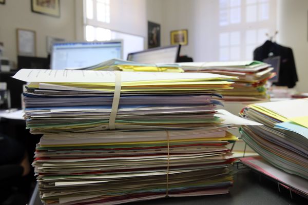 Des dossiers qui s'accumulent face à un manque de personnel chronique, les greffiers sont au bord de la rupture.