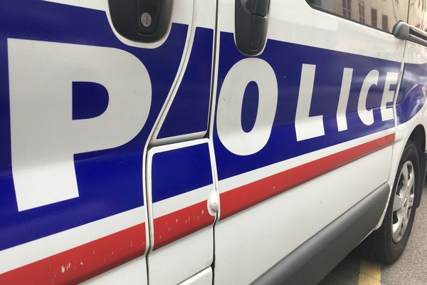 La police a été alertée par des passants qui sont intervenus dans un premier temps.